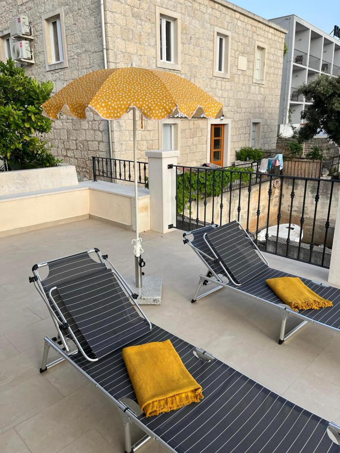 Apartments Barbaresko Lumbarda Exterior photo